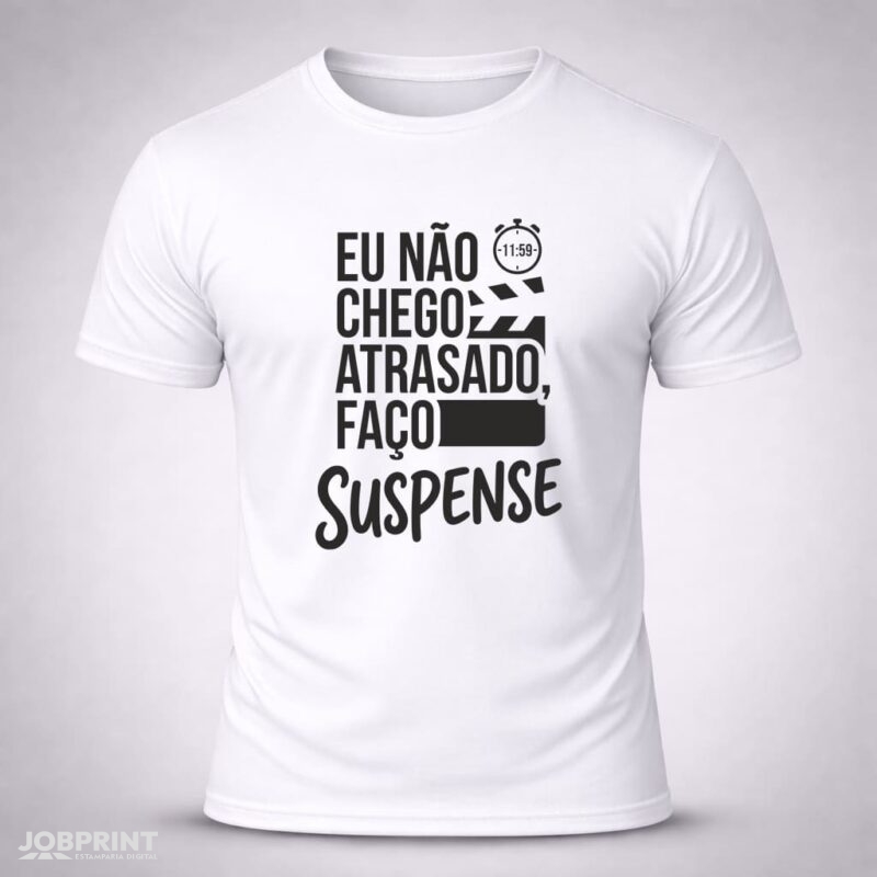 Camiseta Branca Eu Não Chego Atrasado, Faço Suspense.