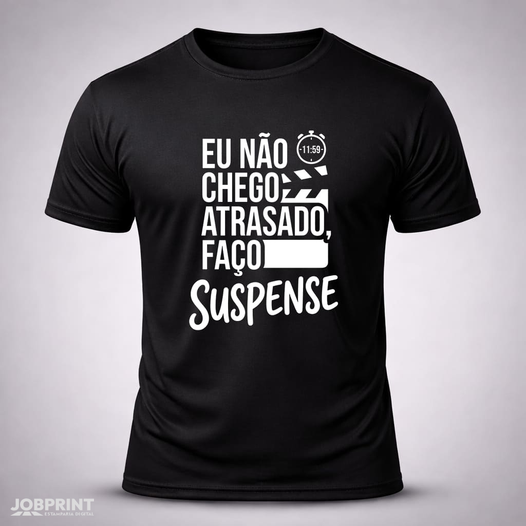 Camiseta Preta Eu Não Chego Atrasado, Faço Suspense. Camiseta Preta Eu Não Chego Atrasado, Faço Suspense.