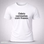 Camiseta Branca Odeio camisetas com frases.
