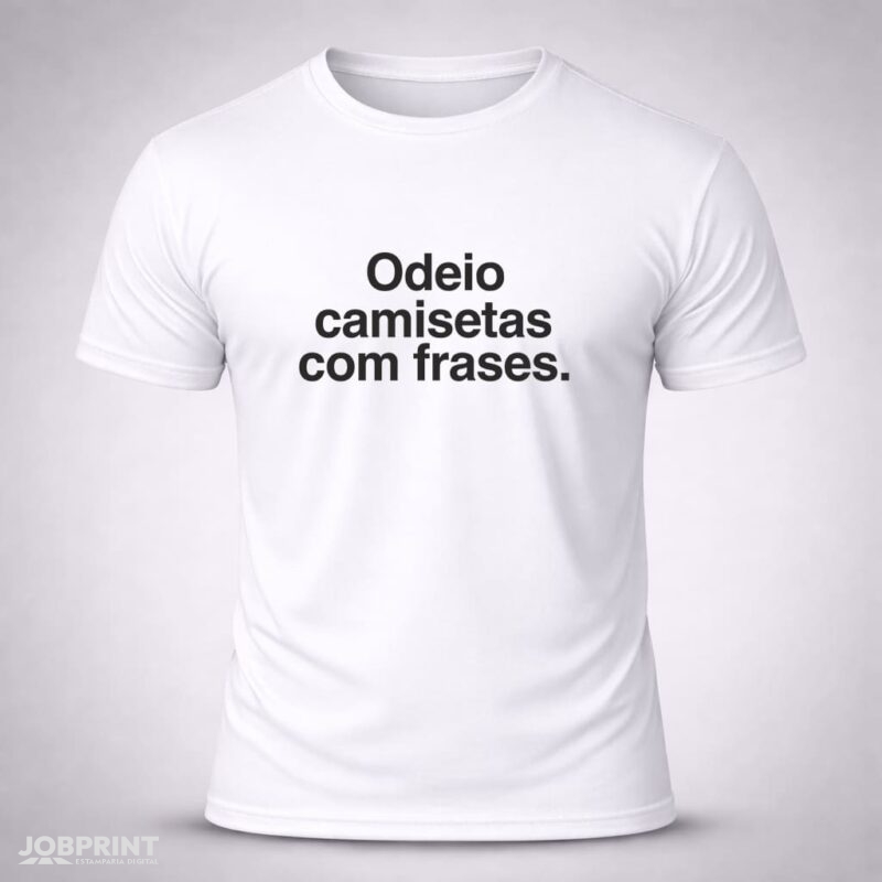 Camiseta Branca Odeio camisetas com frases.