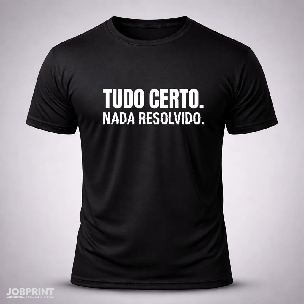 Camiseta Preta Tudo certo nada resolvido. Camiseta Preta Tudo certo nada resolvido.